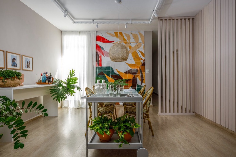 Sala com divisória Breeze e painel Barreto no programa 24 Horas para Redecorar